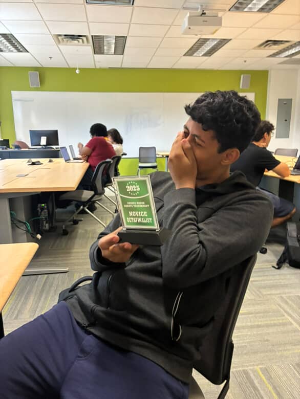 Sami with the a octafinalist trophy